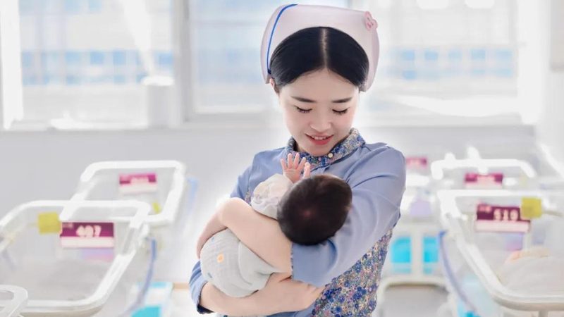 双胞胎家庭育婴师上门服务，揭秘一个月价格背后的考量