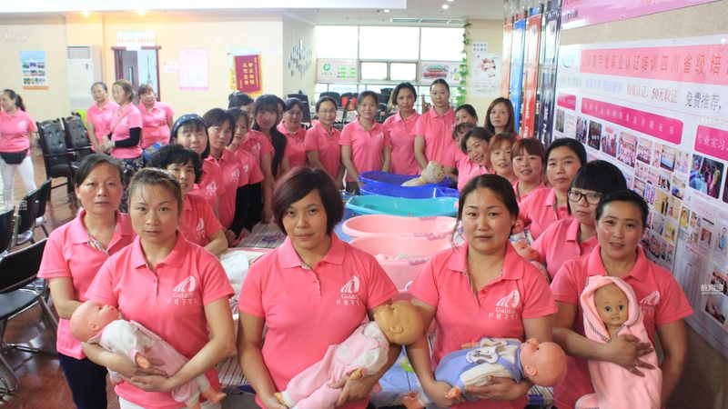 育儿嫂白班与住家服务的区别解析